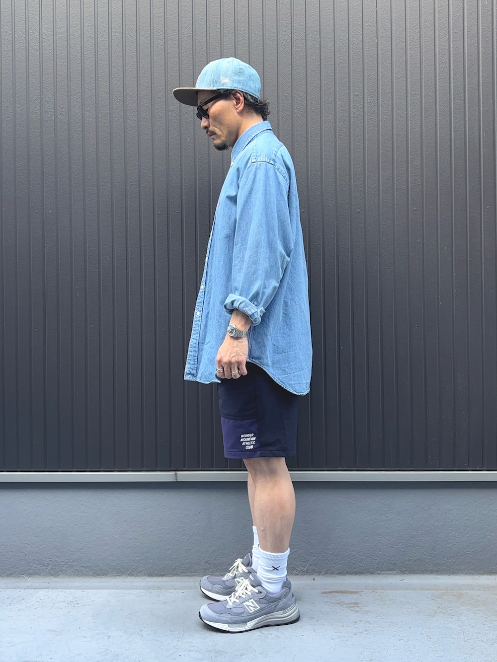 ブルー系のシャツ/ブラウス、ブルー系のパンツ、グレー系のスニーカーを着用したメンズの夏コーディネートの2枚目の写真