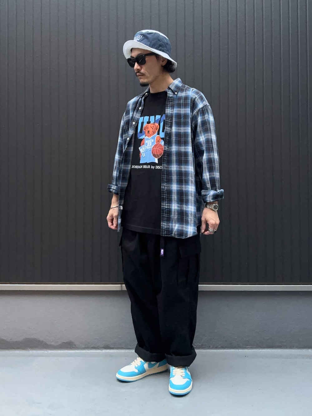 その他のシャツ/ブラウス、ブラック系のTシャツ/カットソー、ブラック系のカーゴパンツを着用したメンズの秋コーディネートの3枚目の写真