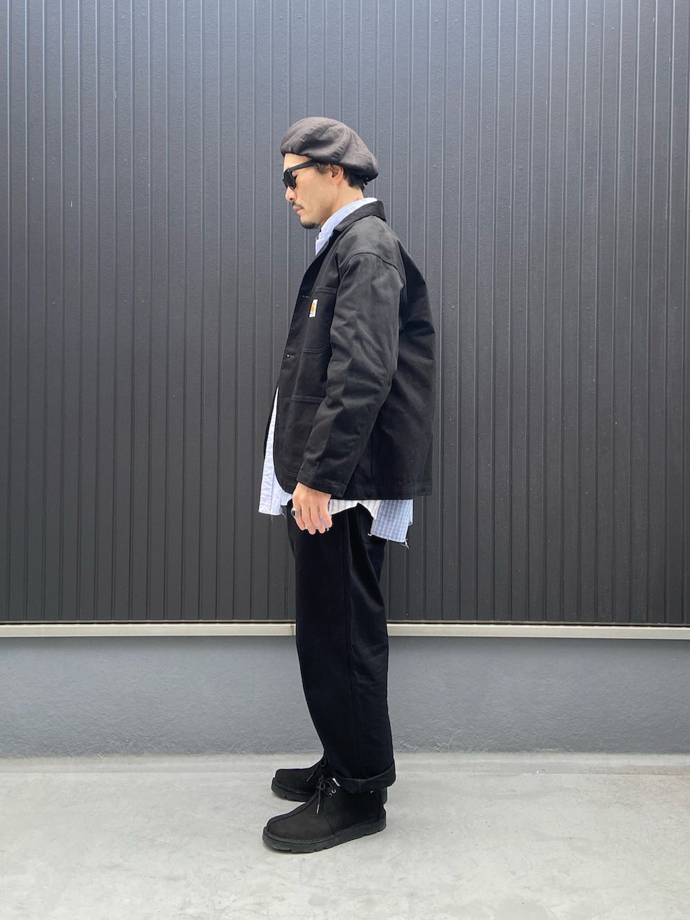 ブラック系のジャケット/アウター、ブルー系のシャツ/ブラウス、ブラック系のTシャツ/カットソーを着用したメンズの冬コーディネートの2枚目の写真