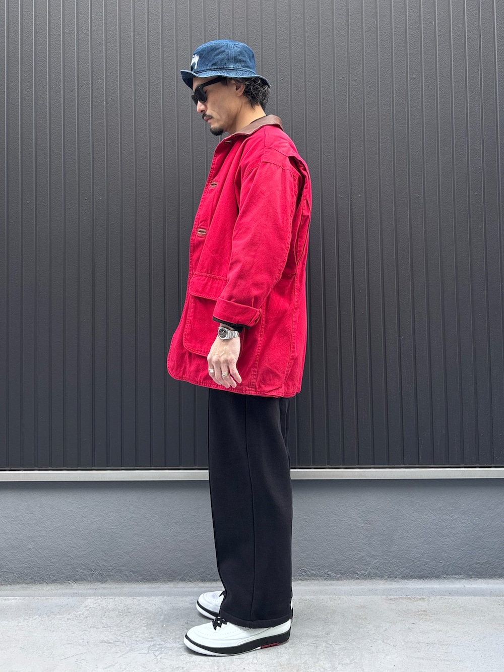 ブラック系のスウェット、レッド系のジャケット/アウター、ブルー系のスウェットパンツを着用したメンズの春コーディネートの2枚目の写真