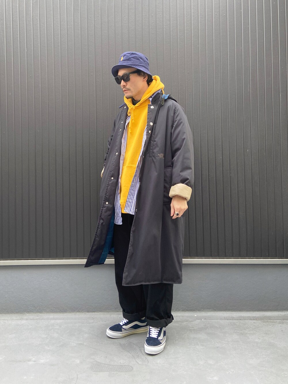 ブルー系のジャケット/アウター、その他のシャツ/ブラウス、イエロー系のパーカーを着用したメンズの冬コーディネートの3枚目の写真