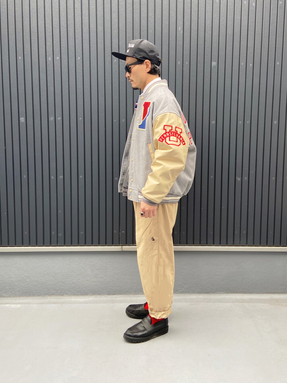 グレー系のジャケット/アウター、グレー系のジャケット/アウター、ホワイト系のシャツ/ブラウスを着用したメンズの冬コーディネートの2枚目の写真