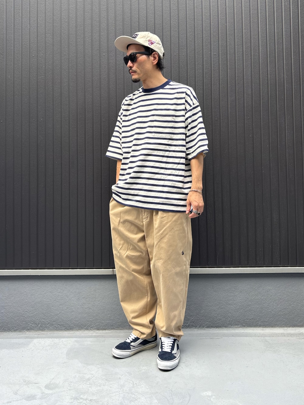 その他のTシャツ/カットソー、ベージュ系のその他パンツ、ブルー系のスニーカーを着用したメンズの夏コーディネートの3枚目の写真