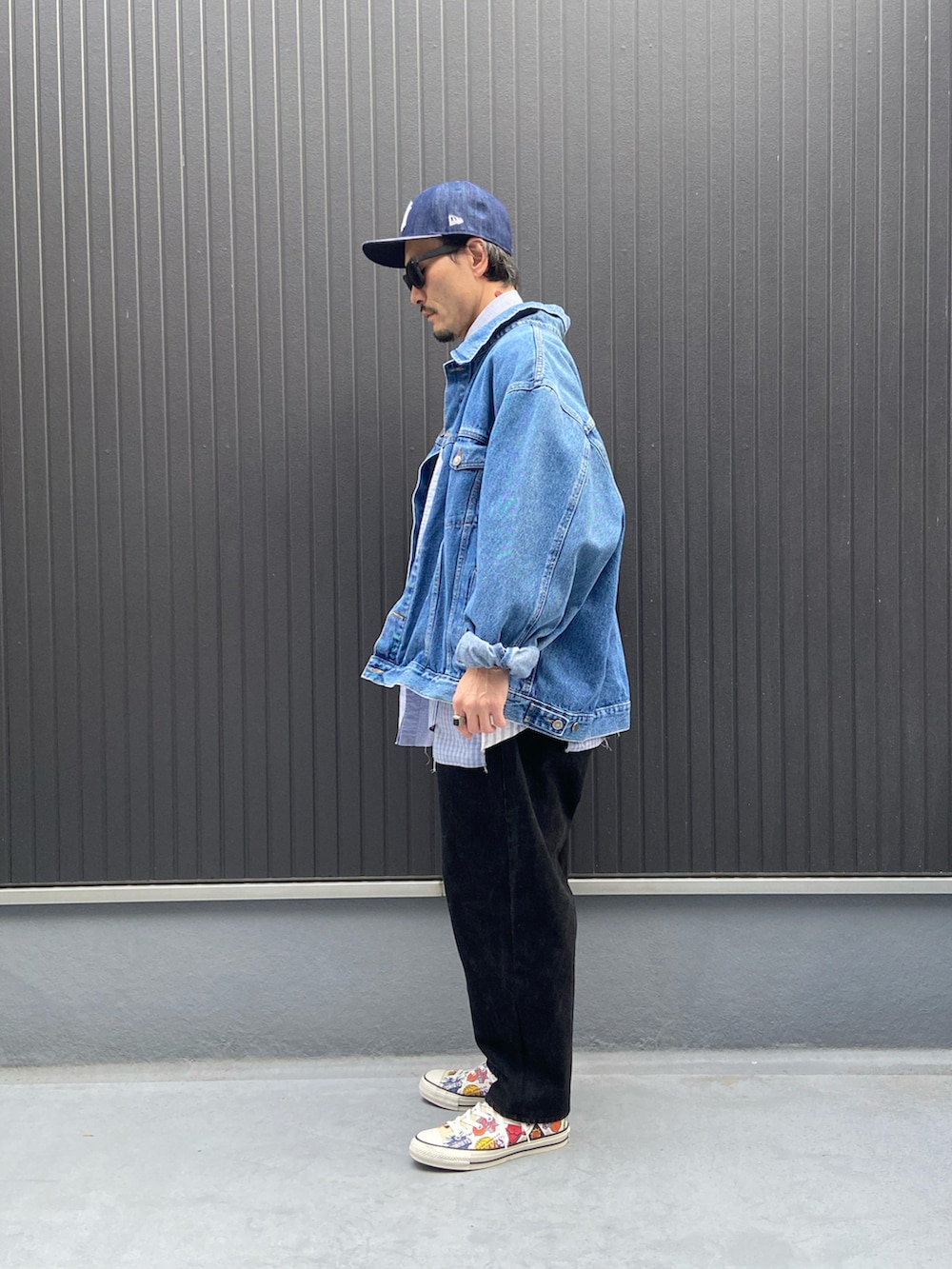 ブルー系のシャツ/ブラウス、ブルー系のデニムジャケット、ブラック系のデニムパンツを着用したメンズの春コーディネートの2枚目の写真