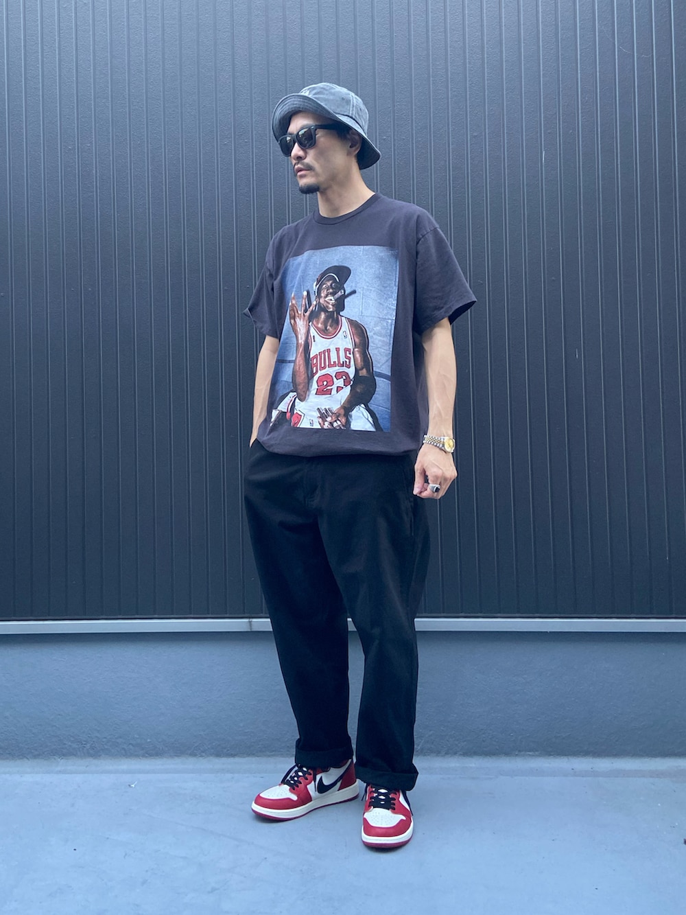 ブラック系のTシャツ/カットソー、ブラック系のパンツ、レッド系のスニーカーを着用したメンズの夏コーディネートの3枚目の写真