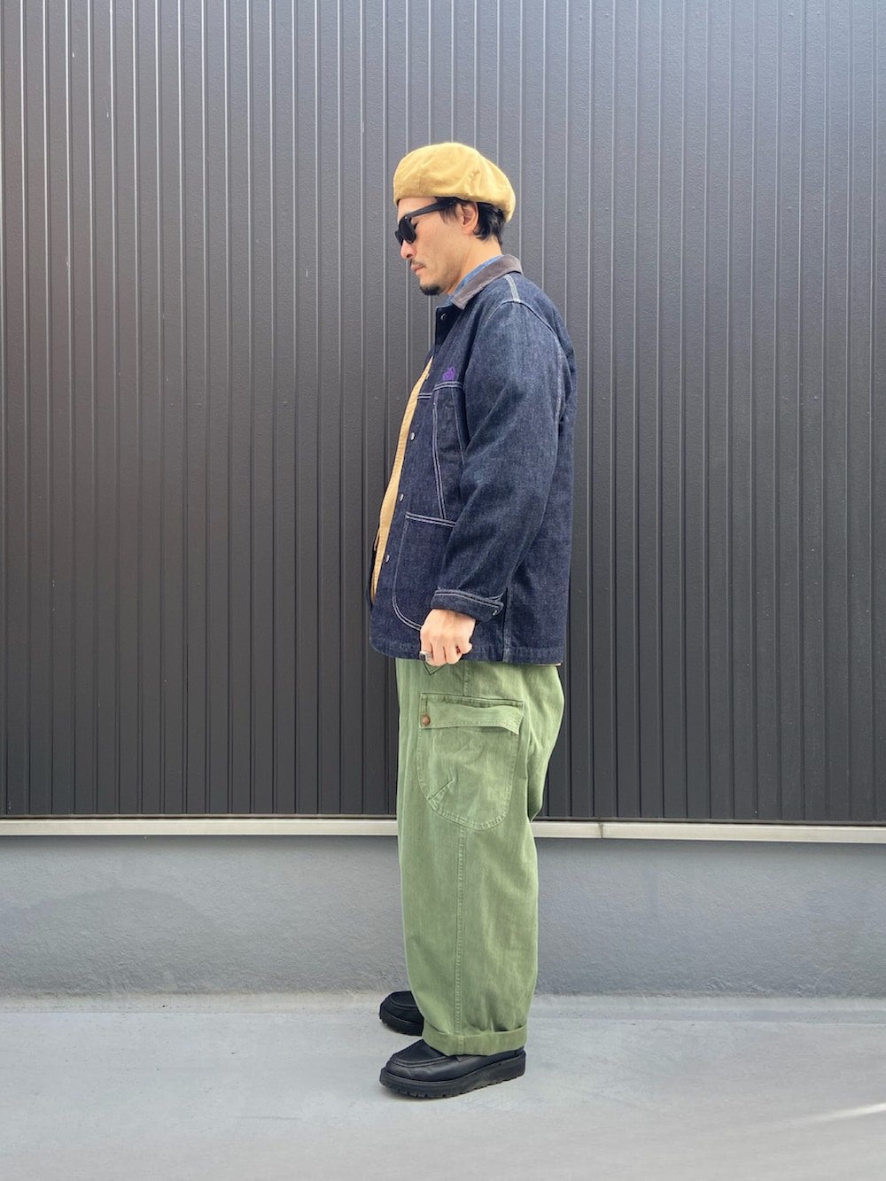 「ベレー帽、オバオル倶楽部、オーバーオール、カーゴパンツ、レイヤードスタイル、デニム、デニムジャケット、古着MIX、ローファー、ワイドパンツ、ストリート、ミリタリー、休日スタイル、大人コーデ、お出かけコーデ」｜「URBAN RESEARCH DOORS MENSのDOORS CORDUROY BERET（ハンチング/ベレー帽、ベージュ系）」を使った、Ko_Seさん（メンズ・173cm）の冬コーディネートの2枚目の写真