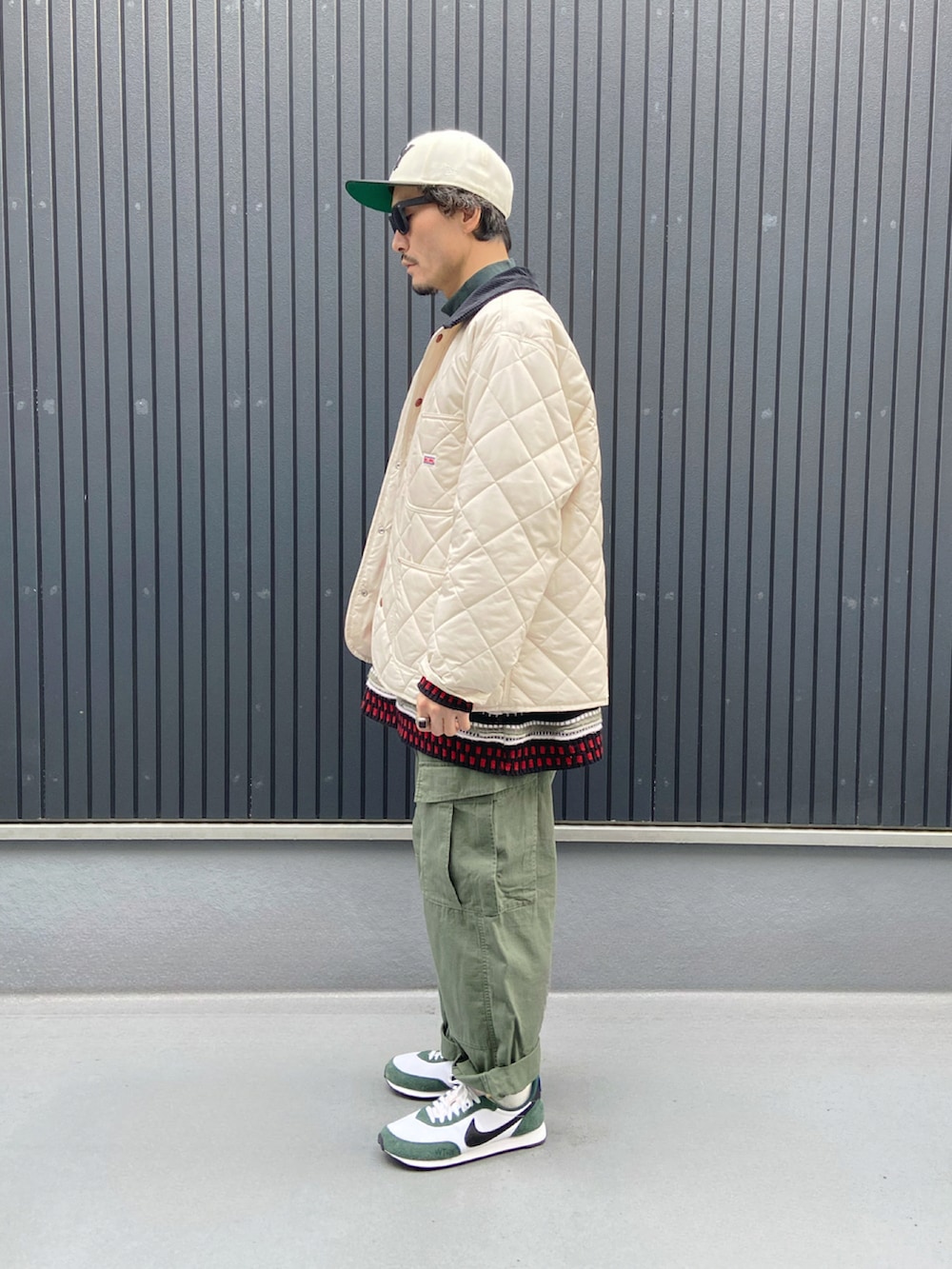 ホワイト系のカバーオール、その他のニット/セーター、グリーン系のTシャツ/カットソーを着用したメンズの冬コーディネートの2枚目の写真