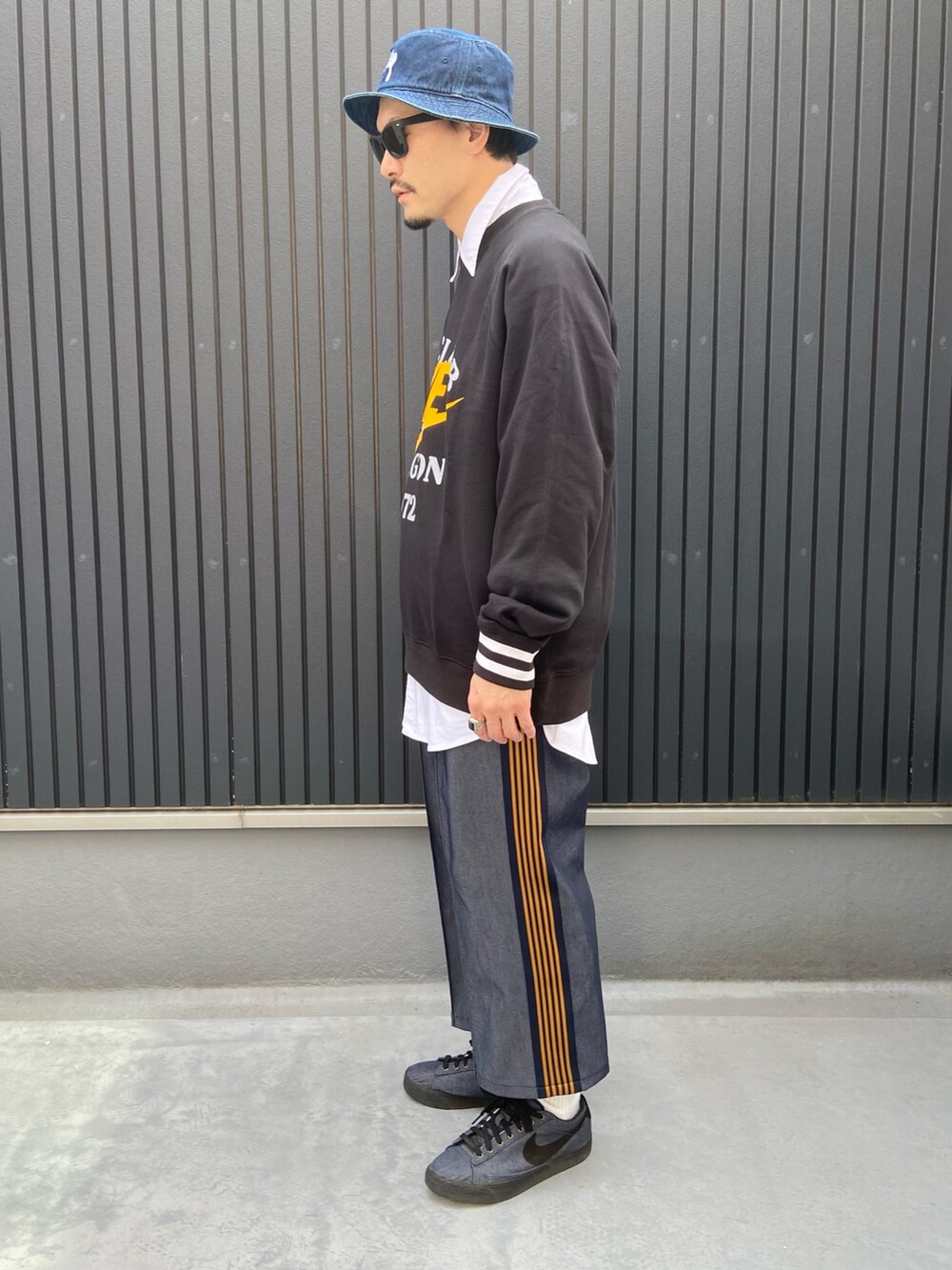 ブラック系のTシャツ/カットソー、ホワイト系のシャツ/ブラウス、ブルー系のパンツを着用したメンズの春コーディネートの2枚目の写真