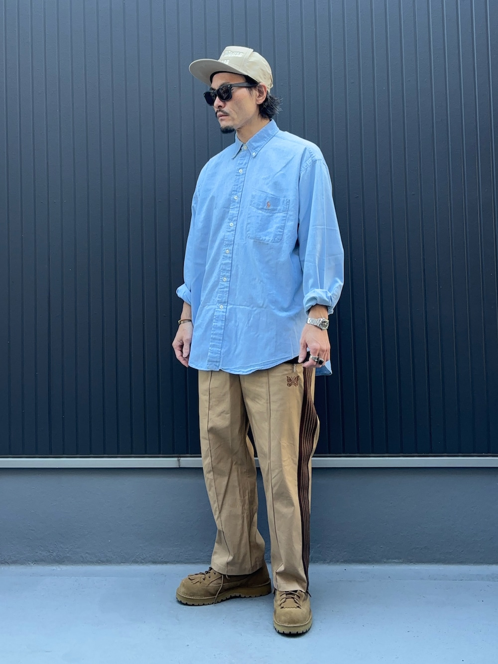 ブルー系のシャツ/ブラウス、ベージュ系のパンツ、ベージュ系のシューズを着用したメンズの秋コーディネートの3枚目の写真