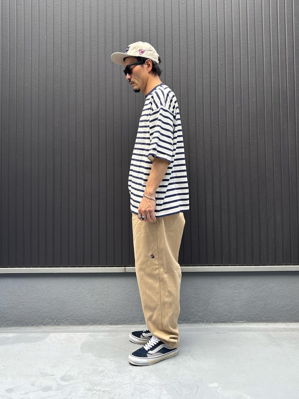 その他のTシャツ/カットソー、ベージュ系のその他パンツ、ブルー系のスニーカーを着用したメンズの夏コーディネートの2枚目の写真