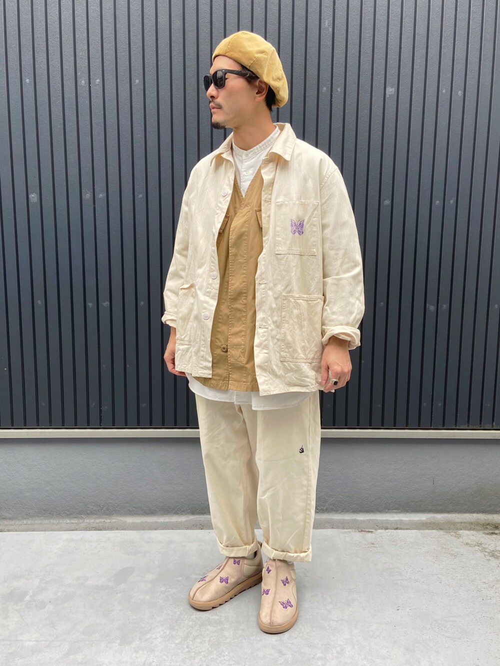 ベージュ系のジャケット/アウター、ベージュ系のジャケット/アウター、ホワイト系のシャツ/ブラウスを着用したメンズの冬コーディネートの3枚目の写真