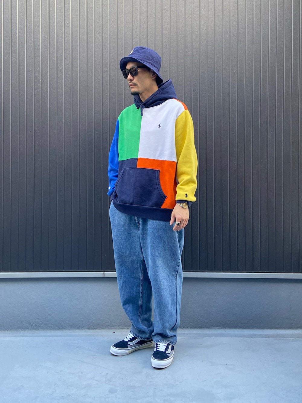 その他のパーカー、ブルー系のデニムパンツ、ブルー系のスニーカーを着用したメンズの秋コーディネートの5枚目の写真