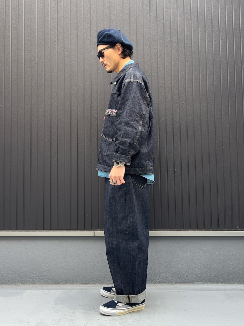 ブルー系のデニムジャケット、ブルー系のシャツ/ブラウス、ブルー系のデニムパンツを着用したメンズの秋コーディネートの2枚目の写真
