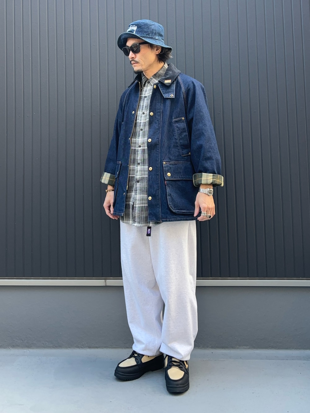 その他のシャツ/ブラウス、ブルー系のデニムジャケット、グレー系のスウェットパンツを着用したメンズの秋コーディネートの3枚目の写真