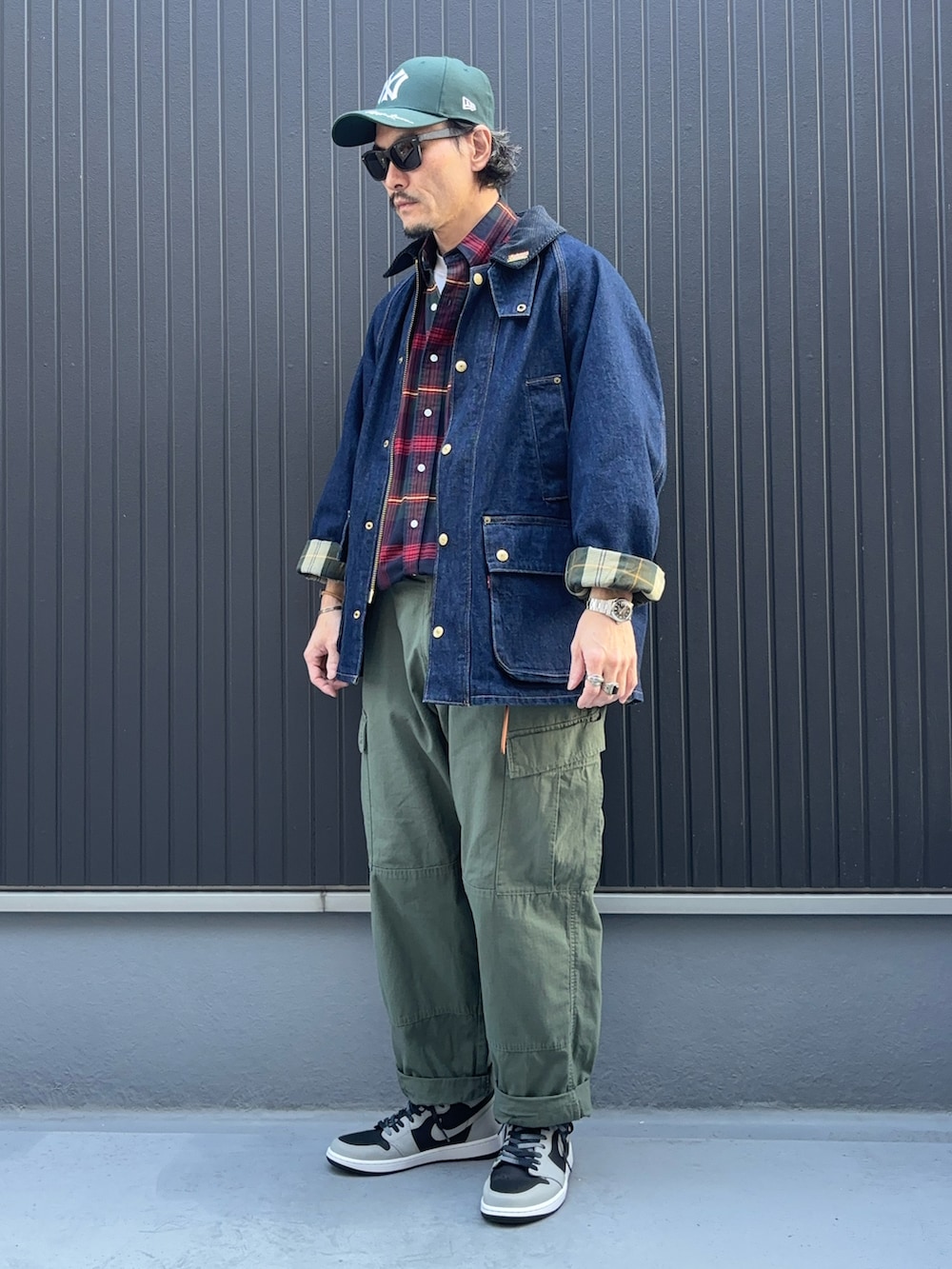 その他のシャツ/ブラウス、ブルー系のデニムジャケット、グリーン系のパンツを着用したメンズの冬コーディネートの3枚目の写真