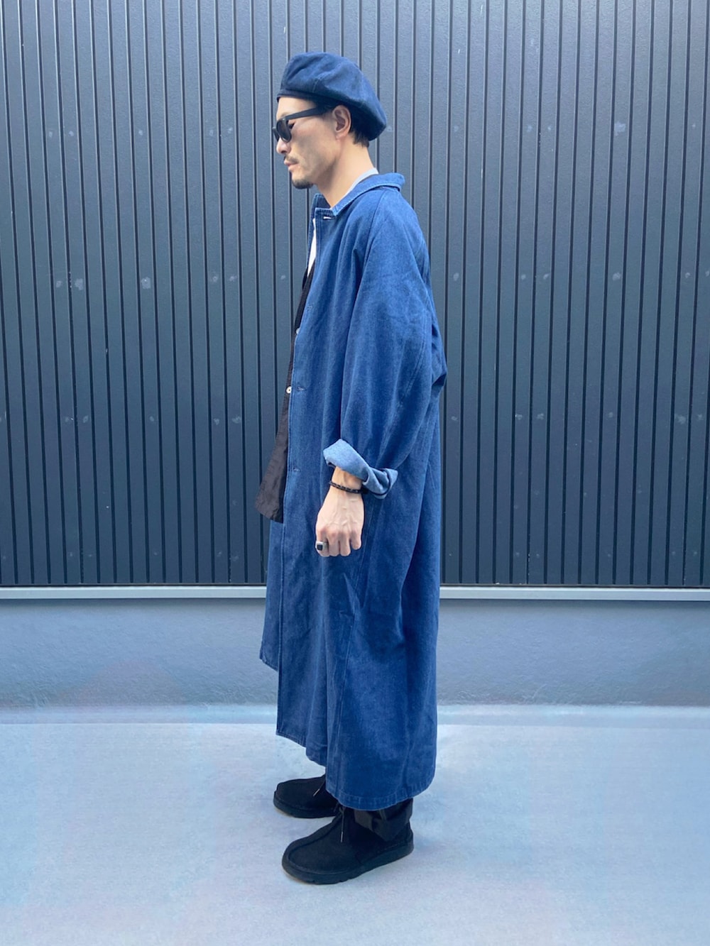 ブルー系のジャケット/アウター、ブラック系のベスト、ホワイト系のTシャツ/カットソーを着用したメンズの秋コーディネートの2枚目の写真