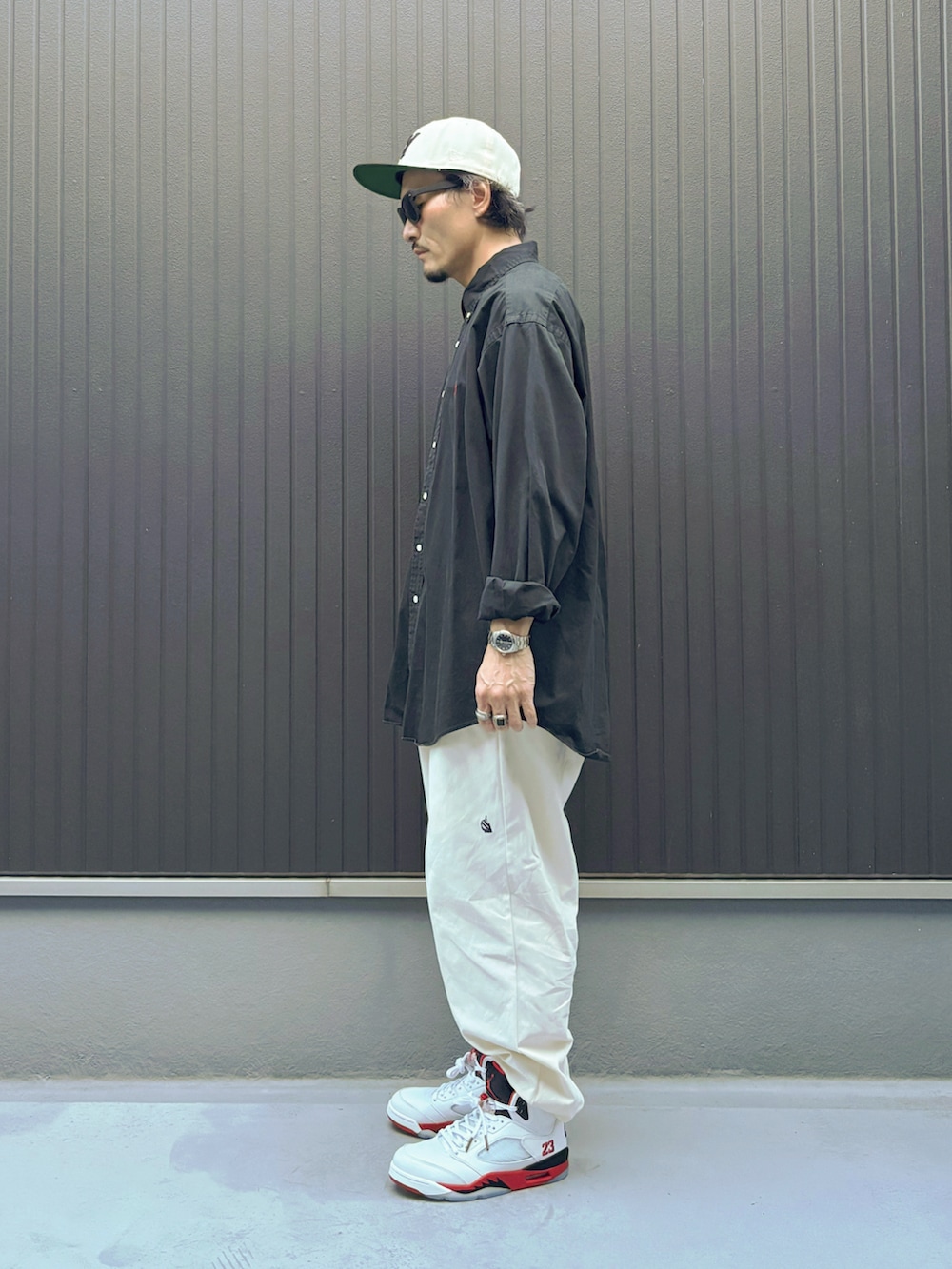 ホワイト系のその他パンツ、ブラック系のシャツ/ブラウス、ホワイト系のスニーカーを着用したメンズの秋コーディネートの2枚目の写真