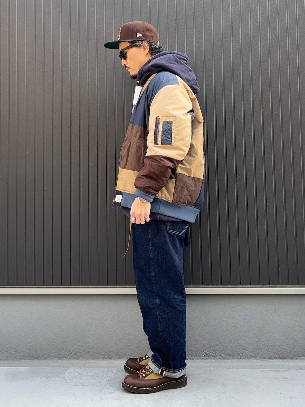 その他のパーカー、その他のジャケット/アウター、ブルー系のデニムパンツを着用したメンズの冬コーディネートの2枚目の写真