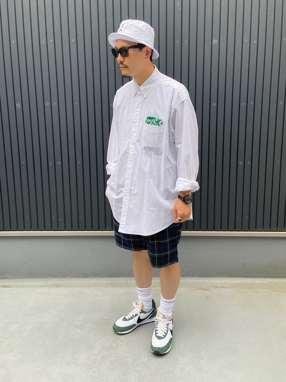 ホワイト系のシャツ/ブラウス、グリーン系のスニーカー、その他のパンツを着用したメンズの夏コーディネートの3枚目の写真