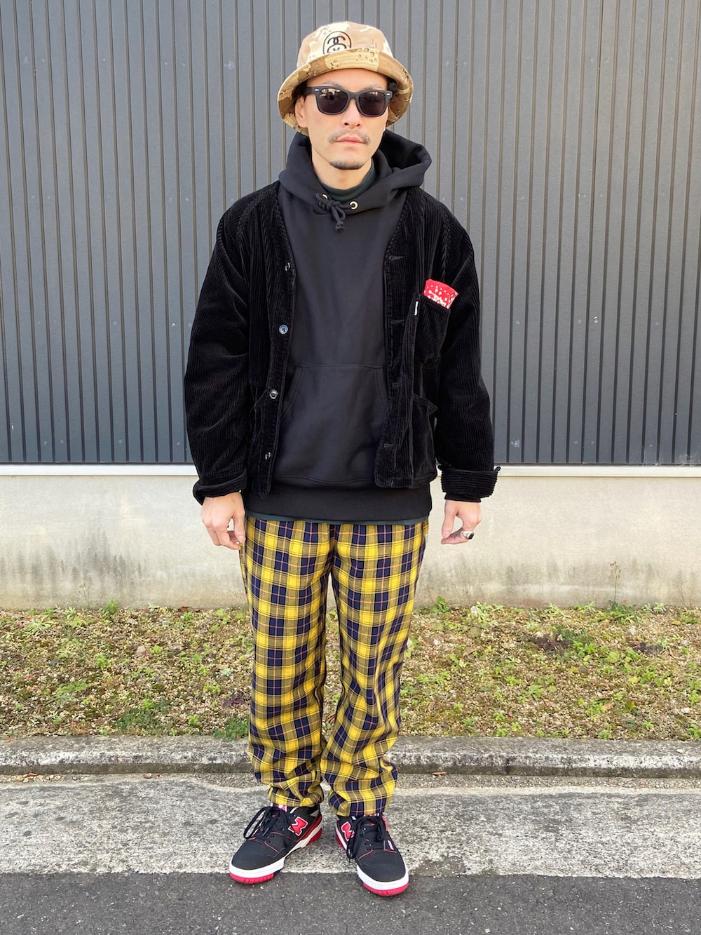 ブラック系のノーカラージャケット、ブラック系のパーカー、グリーン系のTシャツ/カットソーを着用したメンズの冬コーディネートの3枚目の写真