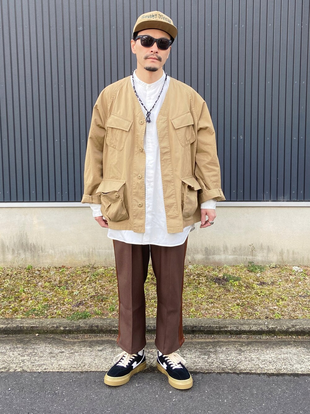 ベージュ系のジャケット/アウター、ホワイト系のシャツ/ブラウス、ブラウン系のパンツを着用したメンズの冬コーディネートの3枚目の写真