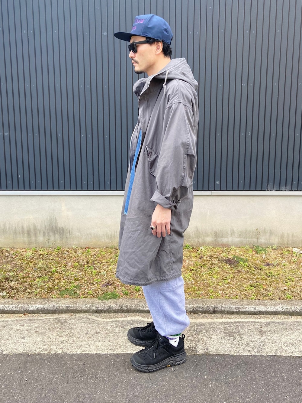 グレー系のモッズコート、ブルー系のシャツ/ブラウス、ホワイト系のTシャツ/カットソーを着用したメンズの冬コーディネートの3枚目の写真