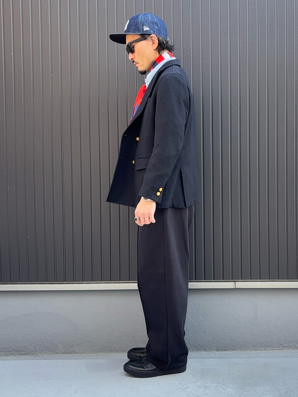 ブルー系のテーラードジャケット、ブルー系のシャツ/ブラウス、ブルー系のスウェットパンツを着用したメンズの冬コーディネートの2枚目の写真