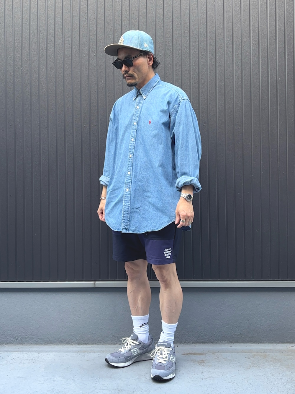 ブルー系のシャツ/ブラウス、ブルー系のパンツ、グレー系のスニーカーを着用したメンズの夏コーディネートの3枚目の写真
