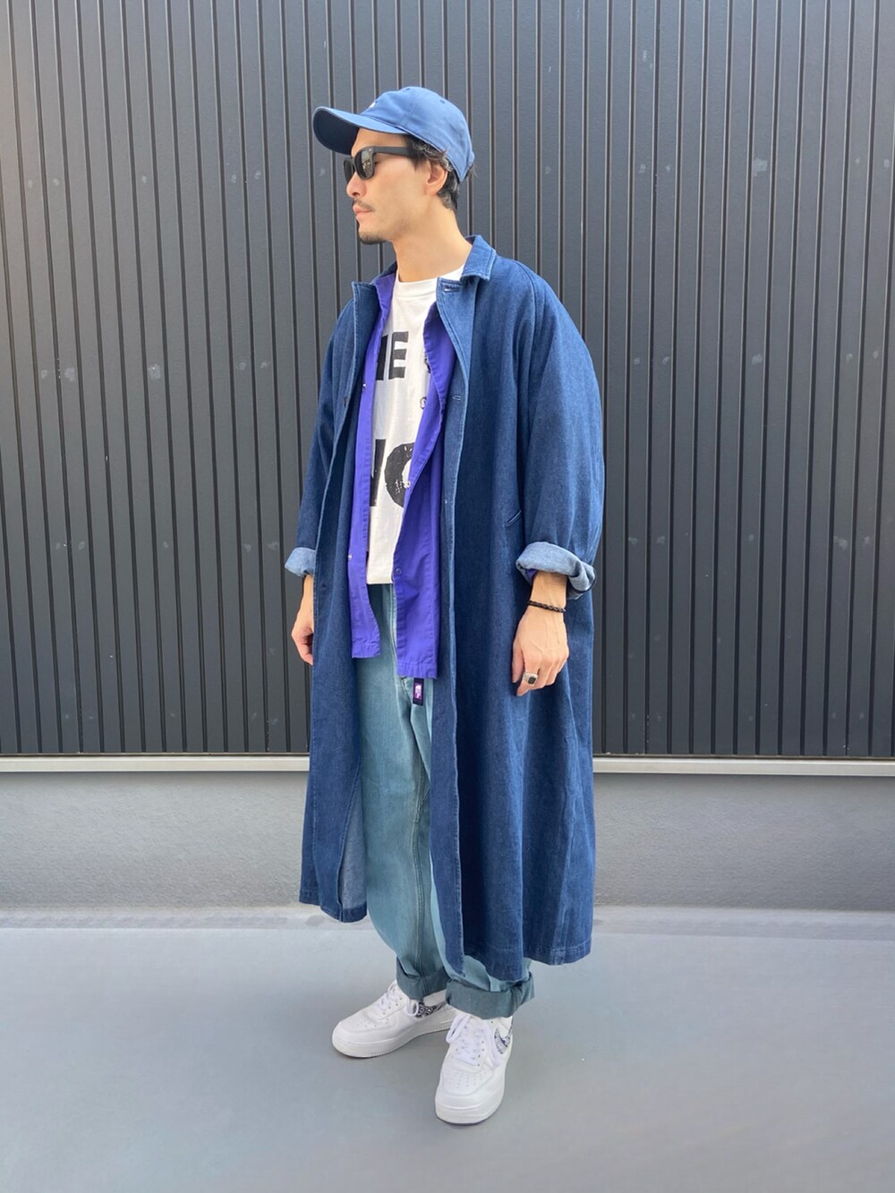 ブルー系のジャケット/アウター、パープル系のシャツ/ブラウス、ホワイト系のTシャツ/カットソーを着用したメンズの秋コーディネートの3枚目の写真