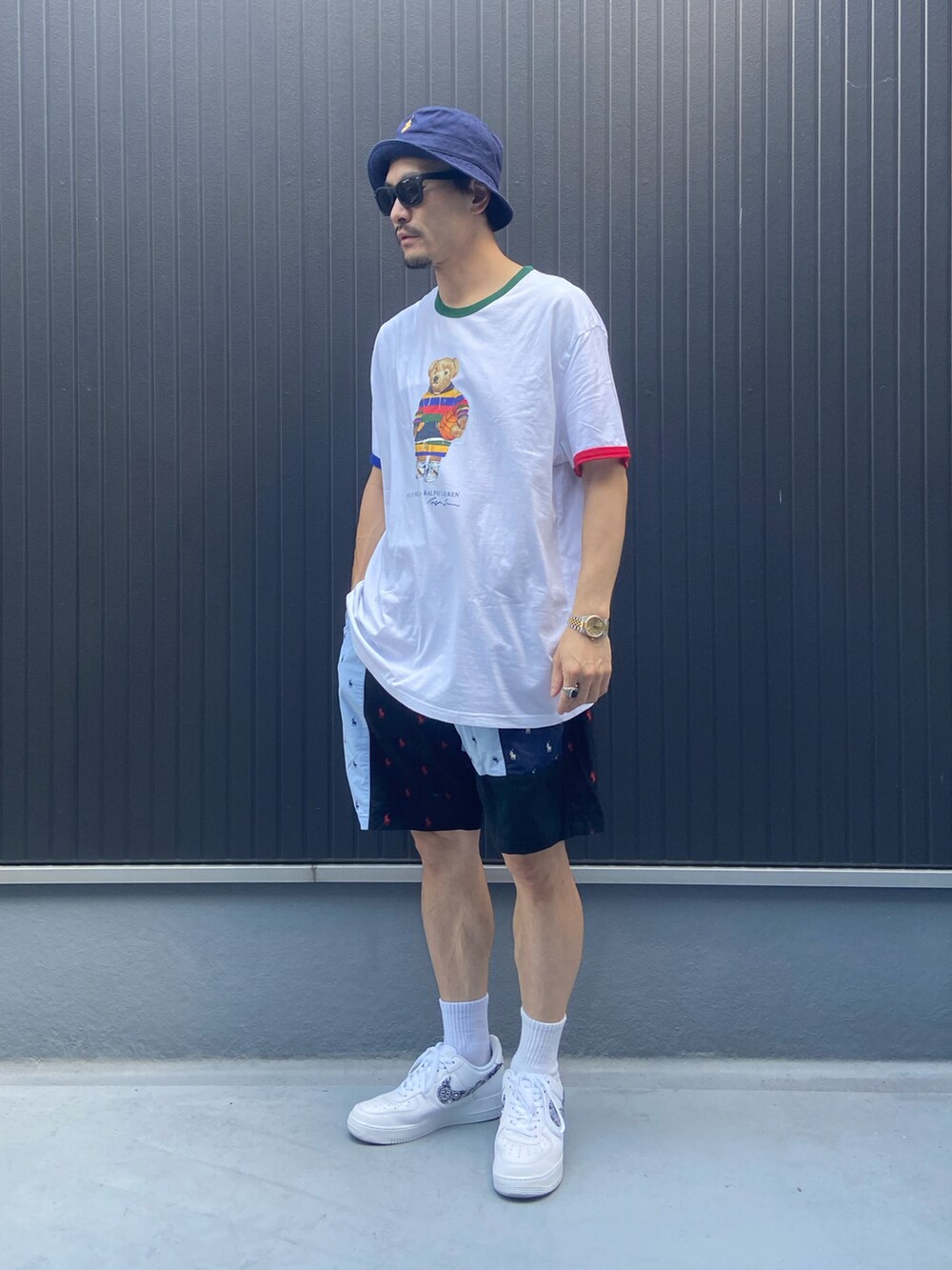 ホワイト系のTシャツ/カットソー、その他のパンツ、その他のパンツを着用したメンズの秋コーディネートの3枚目の写真