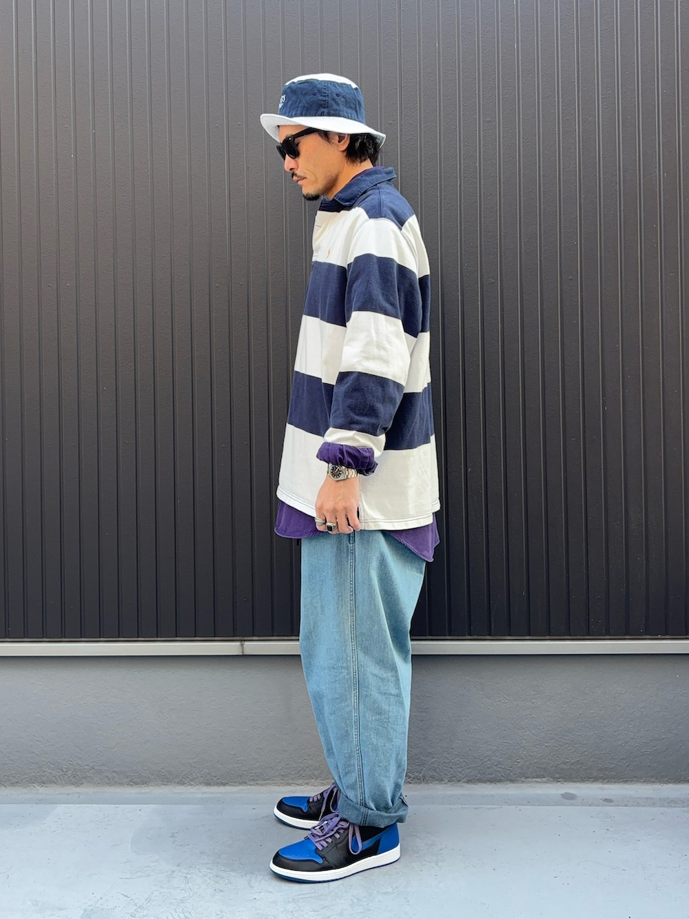 その他のトップス、パープル系のシャツ/ブラウス、ブルー系のデニムパンツを着用したメンズの秋コーディネートの2枚目の写真