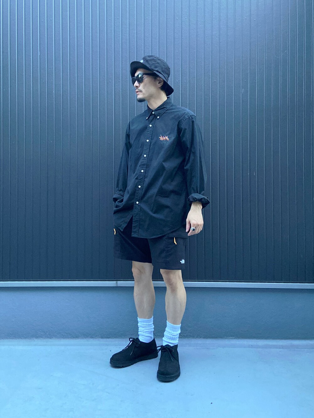 ブラック系のシャツ/ブラウス、ブラック系のパンツ、ブルー系のモカシン/デッキシューズを着用したメンズの秋コーディネートの3枚目の写真