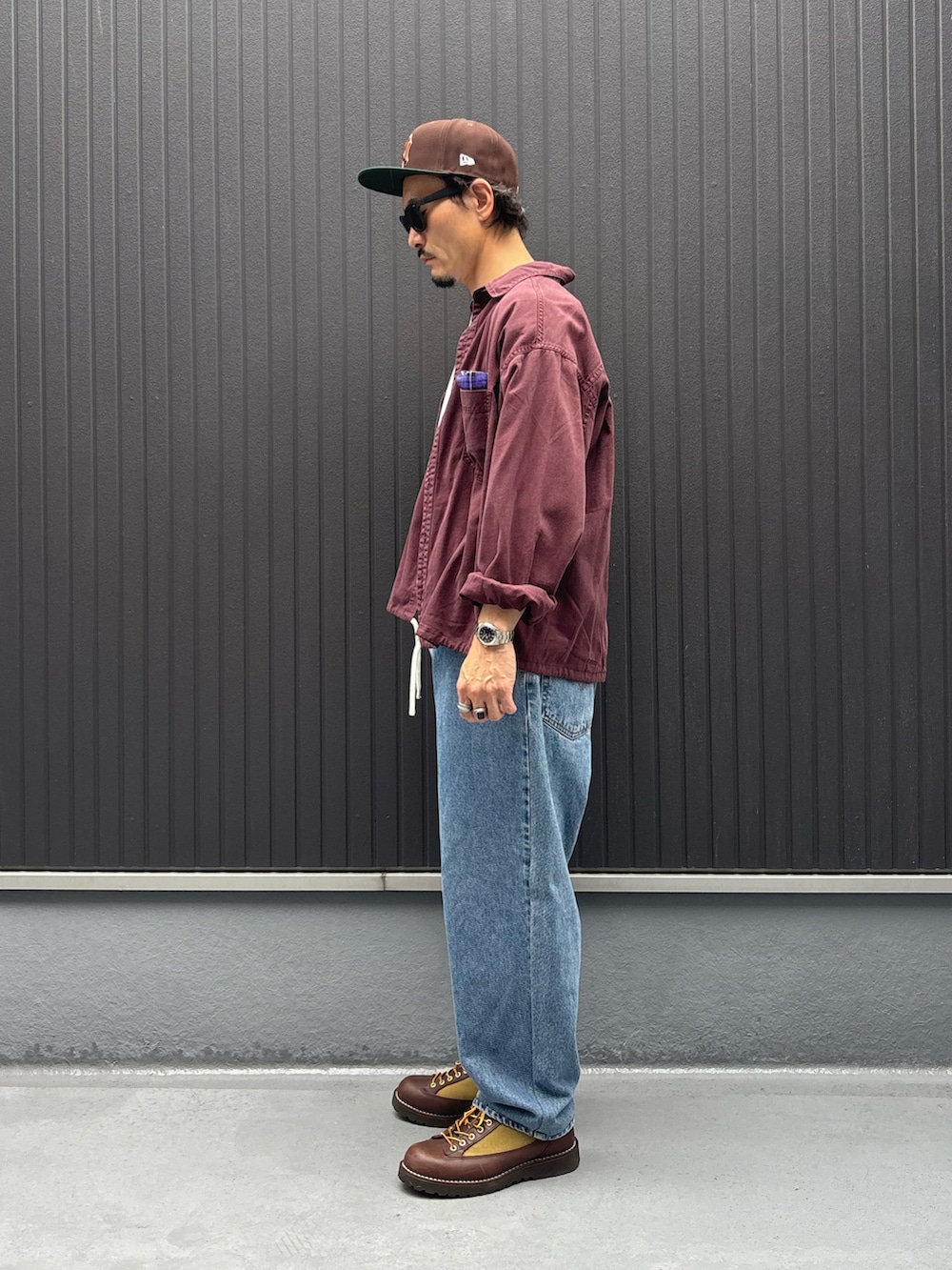 ホワイト系のTシャツ/カットソー、パープル系のシャツ/ブラウス、ブルー系のデニムパンツを着用したメンズの秋コーディネートの2枚目の写真