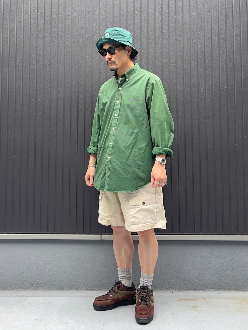 ホワイト系のその他パンツ、グリーン系のシャツ/ブラウス、ブラウン系のブーツを着用したメンズの夏コーディネートの3枚目の写真