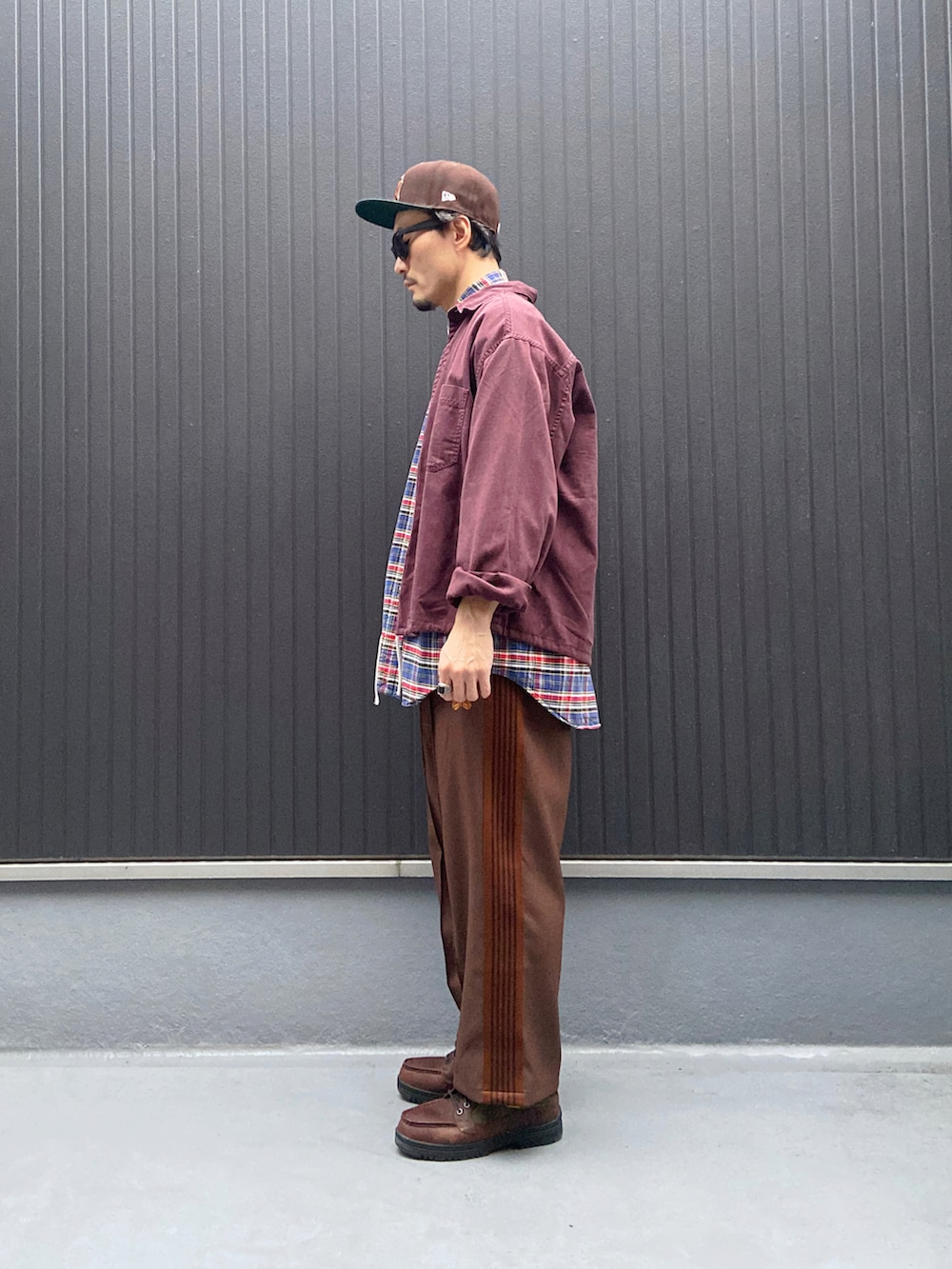 パープル系のシャツ/ブラウス、その他のシャツ/ブラウス、ブラウン系のパンツを着用したメンズの秋コーディネートの2枚目の写真