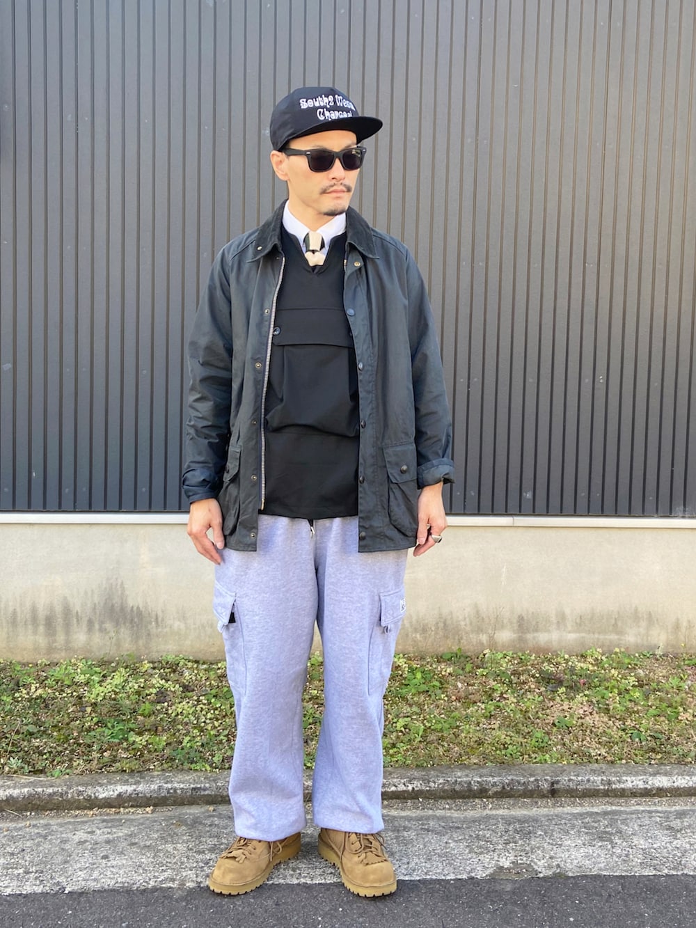 ブラック系のジャケット/アウター、ブラック系のトップス、ホワイト系のシャツ/ブラウスを着用したメンズの秋コーディネートの3枚目の写真