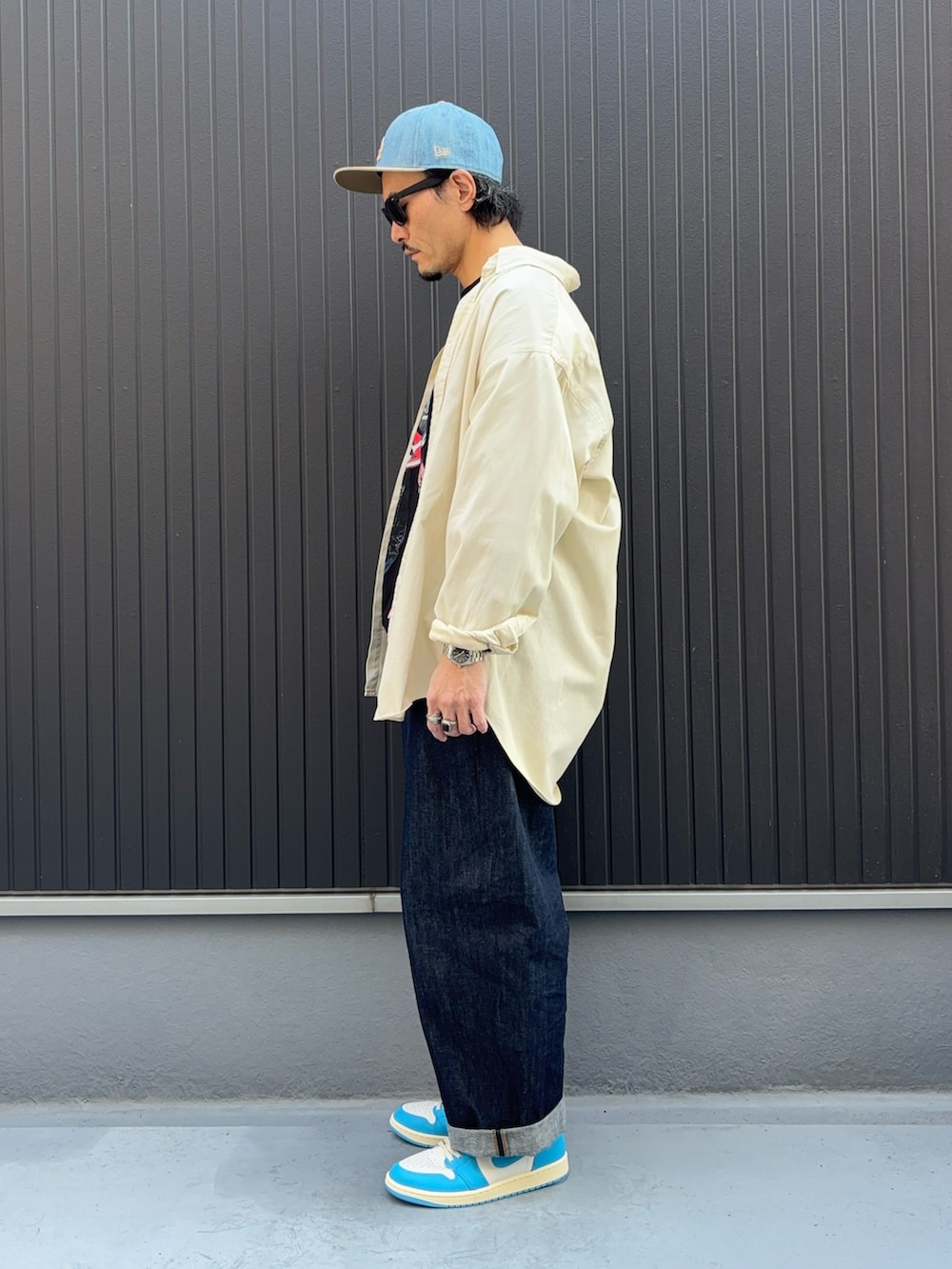 ベージュ系のシャツ/ブラウス、ブラック系のスウェット、ブルー系のデニムパンツを着用したメンズの冬コーディネートの2枚目の写真