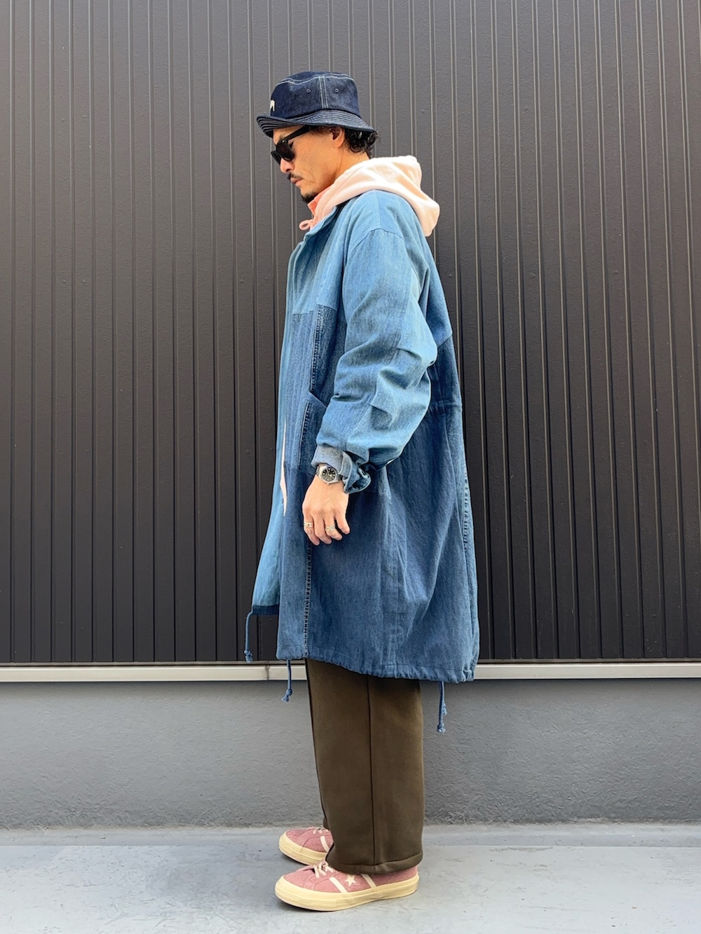 ピンク系のパーカー、ピンク系のシャツ/ブラウス、ブルー系のジャケット/アウターを着用したメンズの冬コーディネートの2枚目の写真