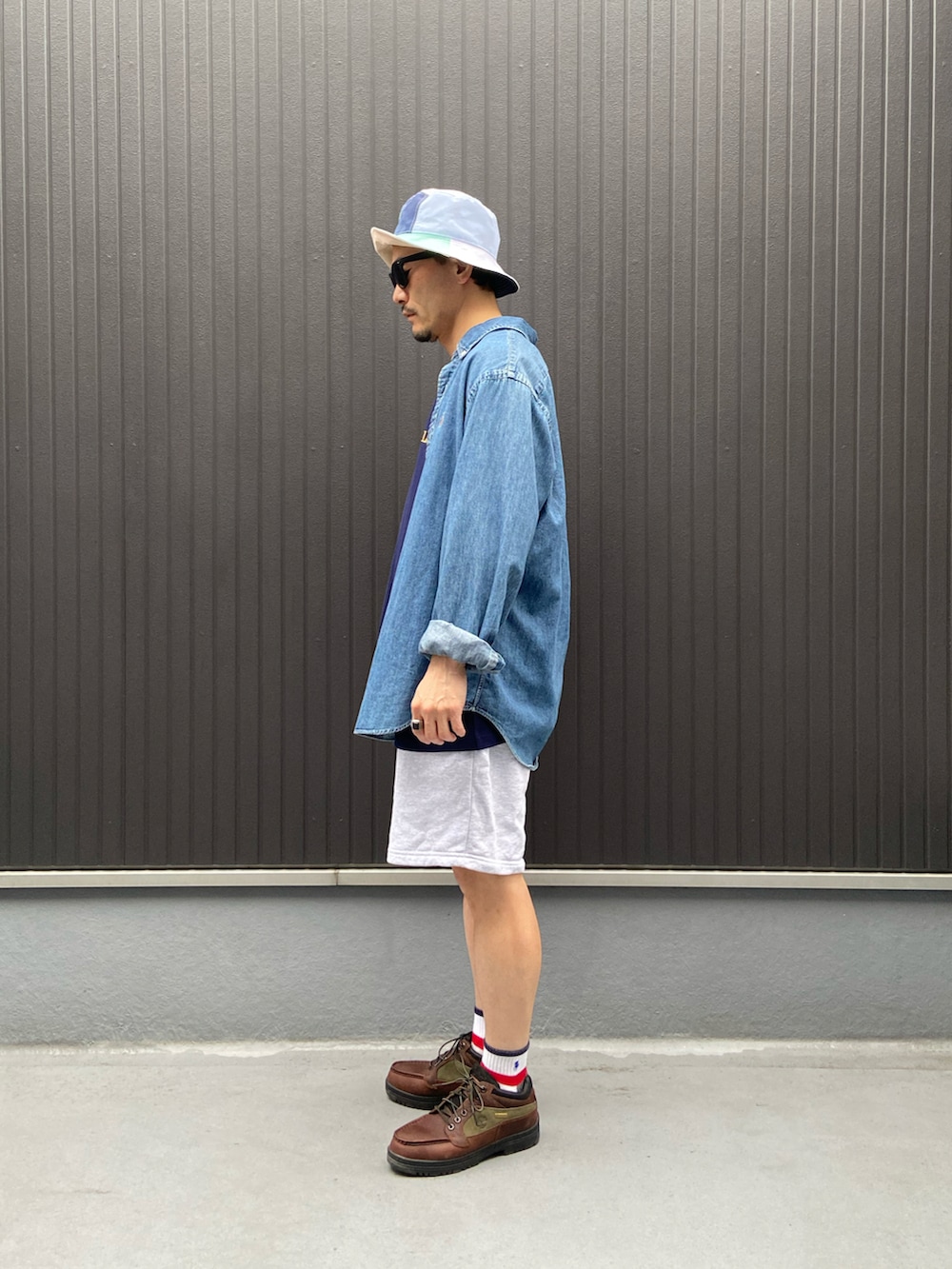 「バケットハット、デニム、ロゴT、ハーフパンツ、スウェットパンツ、シャツ好き集まれ、ブーツ、ストリート、古着MIX、夏コーデ、初夏コーデ、サングラス、レイヤードスタイル、デートコーデ、リラックススタイル」|「POLO RALPH LAURENのRalph Lauren Patch Work Reversible BUCKT HAT(ハット、その他)」を使った、Ko_Seさん(メンズ・173cm)の夏コーディネートの2枚目の写真