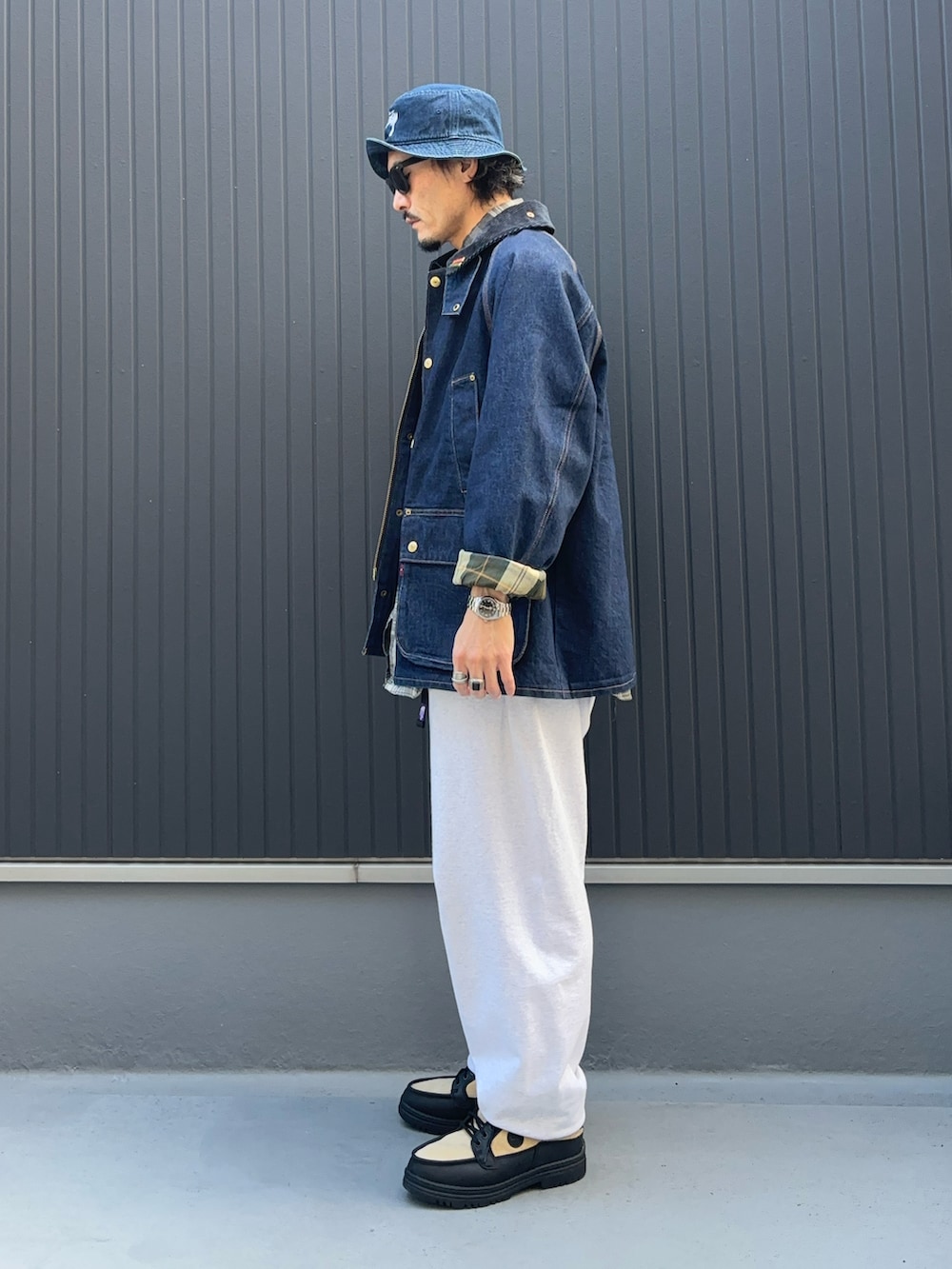 その他のシャツ/ブラウス、ブルー系のデニムジャケット、グレー系のスウェットパンツを着用したメンズの秋コーディネートの2枚目の写真