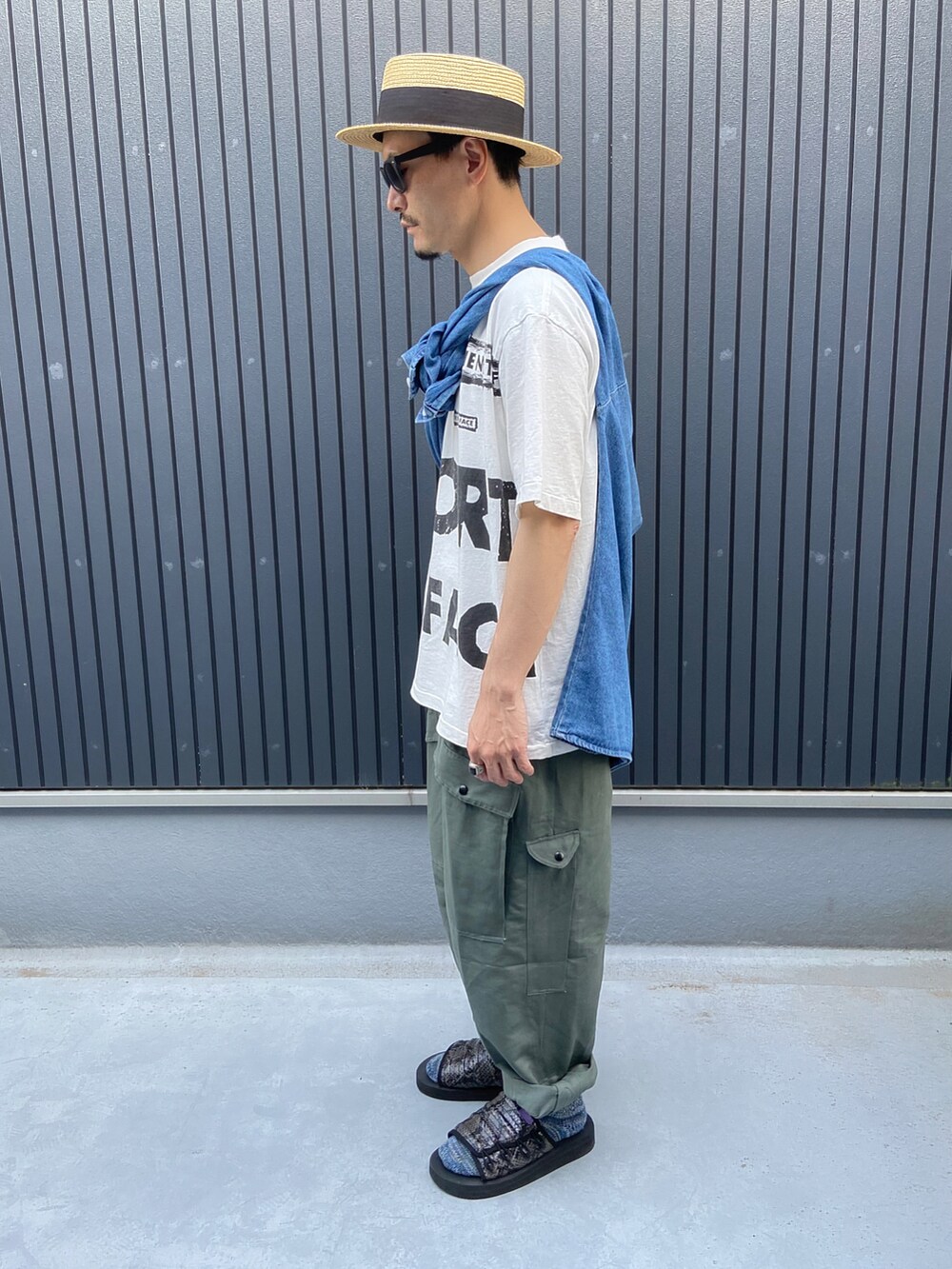 ブルー系のシャツ/ブラウス、ホワイト系のTシャツ/カットソー、グレー系のパンツを着用したメンズの夏コーディネートの2枚目の写真