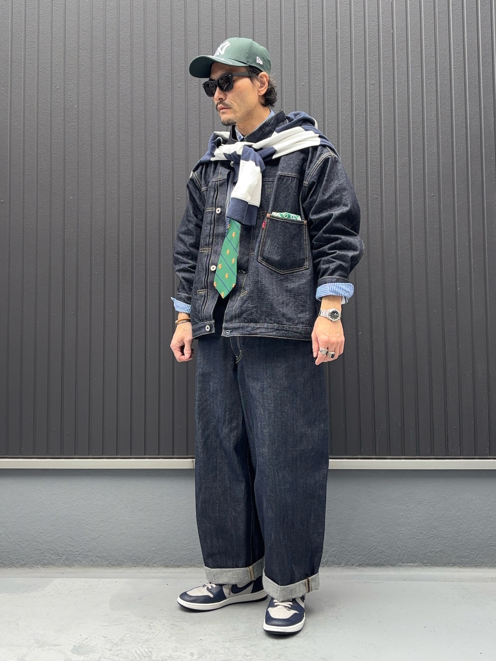 ブルー系のデニムジャケット、その他のシャツ/ブラウス、その他のトップスを着用したメンズの春コーディネートの3枚目の写真