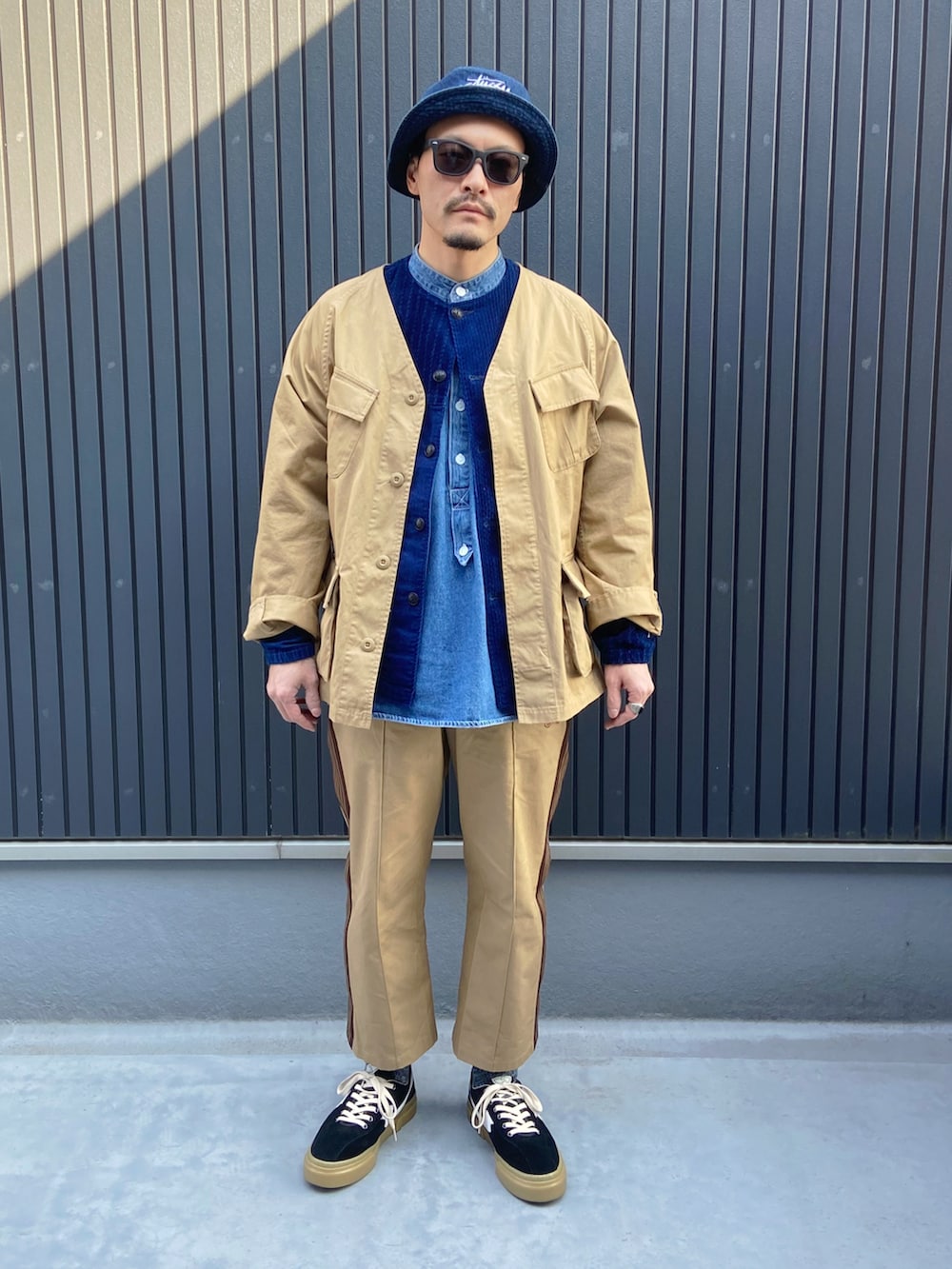 ベージュ系のジャケット/アウター、ブルー系のブルゾン、ブルー系のシャツ/ブラウスを着用したメンズの春コーディネートの3枚目の写真