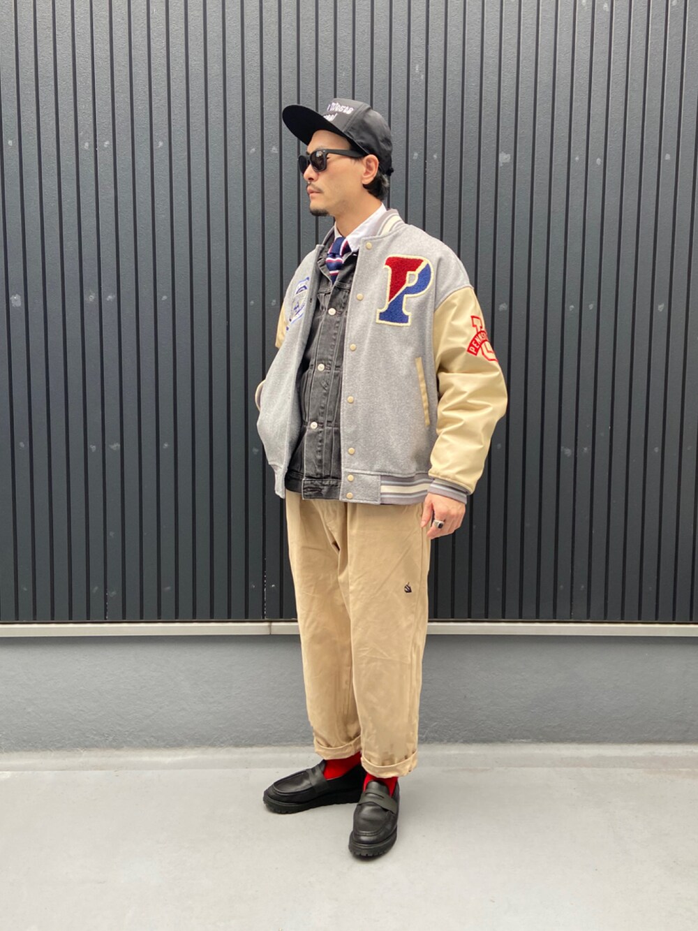 グレー系のジャケット/アウター、グレー系のジャケット/アウター、ホワイト系のシャツ/ブラウスを着用したメンズの冬コーディネートの3枚目の写真