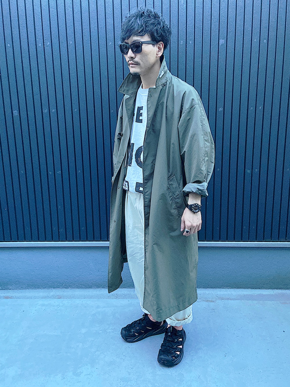 グリーン系のその他アウター、ホワイト系のTシャツ/カットソー、ホワイト系のその他パンツを着用したメンズの春コーディネートの3枚目の写真