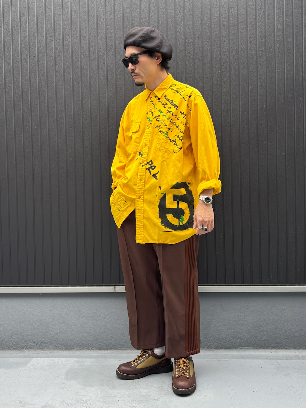 イエロー系のシャツ/ブラウス、ブラウン系のパンツ、ブラウン系のシューズを着用したメンズの秋コーディネートの3枚目の写真