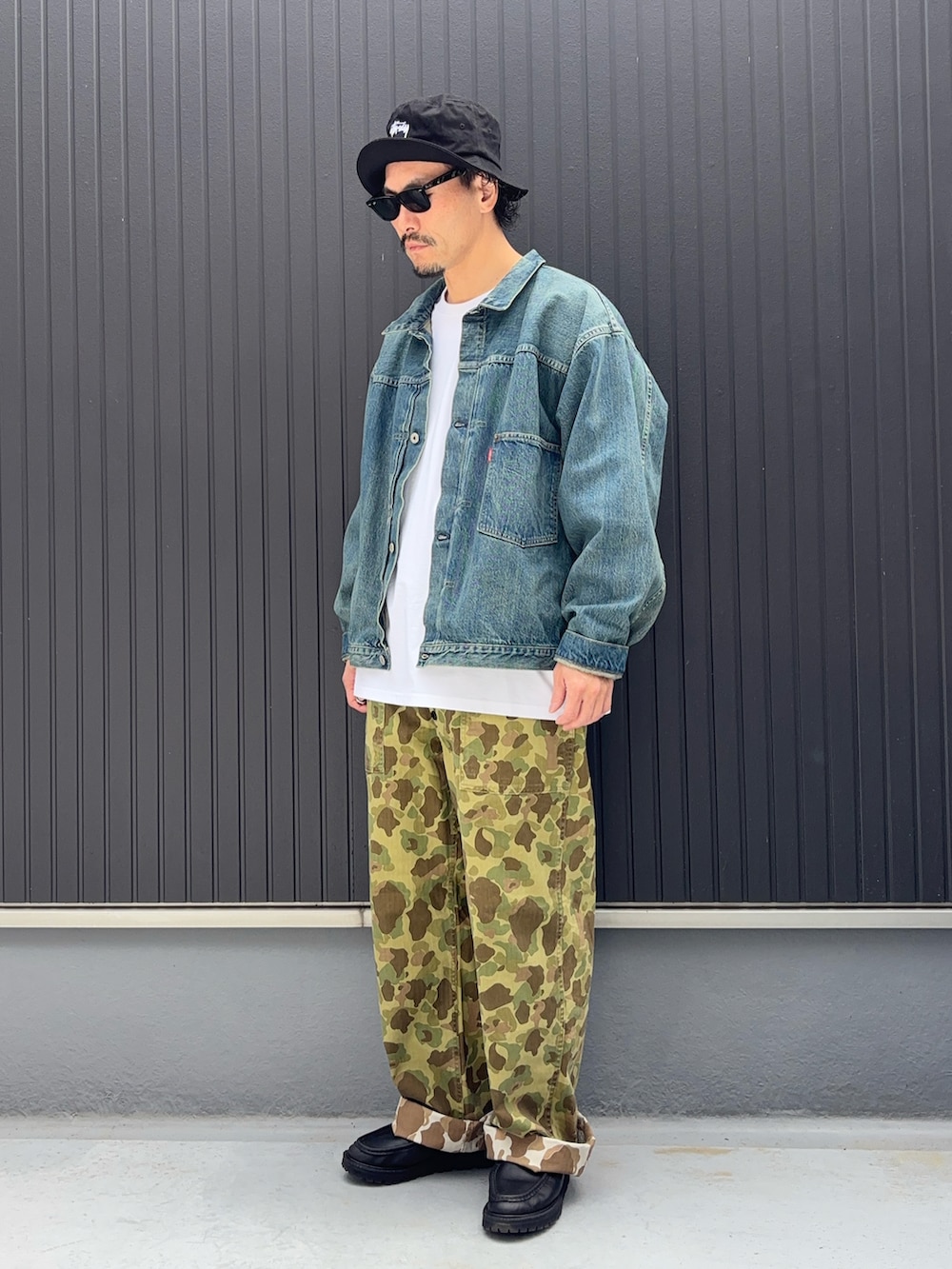ホワイト系のTシャツ/カットソー、ブルー系のデニムジャケット、その他のパンツを着用したメンズの春コーディネートの3枚目の写真