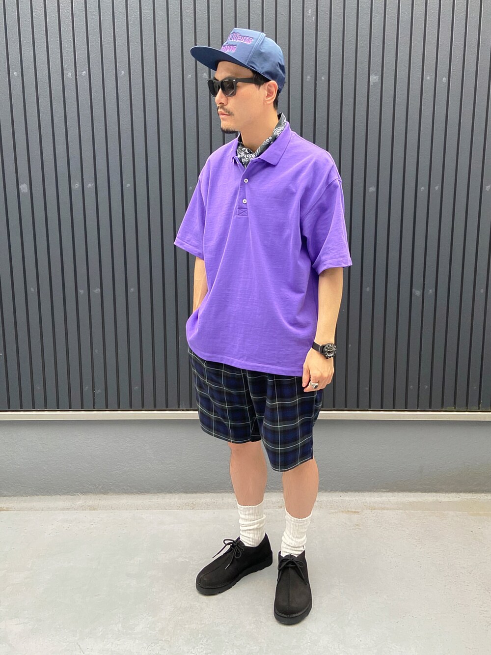 パープル系のポロシャツ、その他のパンツ、ブルー系のモカシン/デッキシューズを着用したメンズの夏コーディネートの3枚目の写真