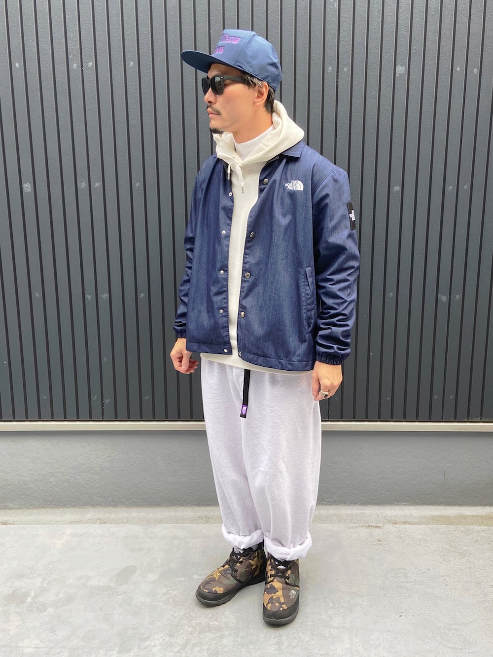 ブルー系のブルゾン、ホワイト系のパーカー、ホワイト系のTシャツ/カットソーを着用したメンズの冬コーディネートの3枚目の写真