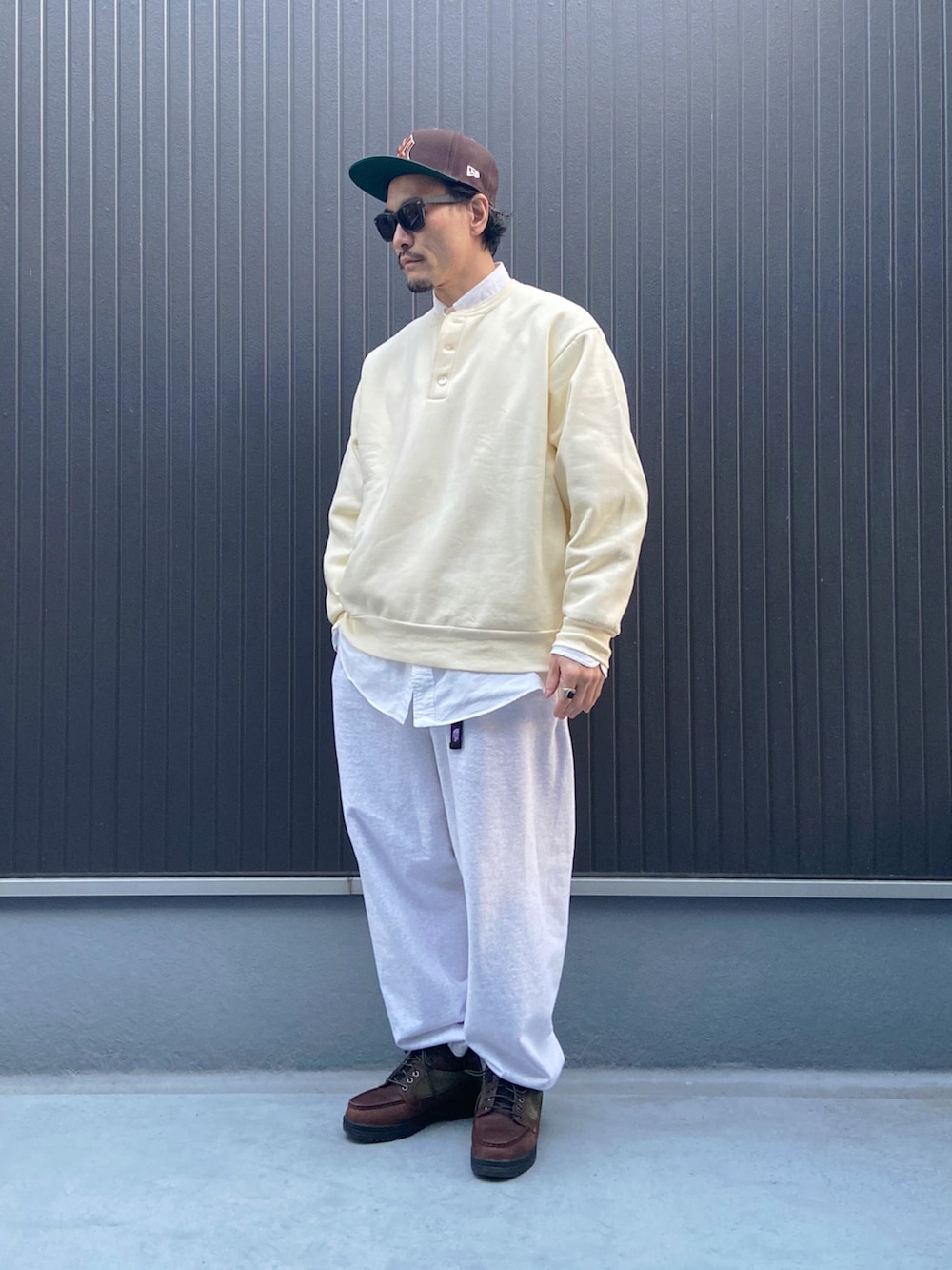 ホワイト系のスウェット、ホワイト系のシャツ/ブラウス、グレー系のスウェットパンツを着用したメンズの冬コーディネートの3枚目の写真